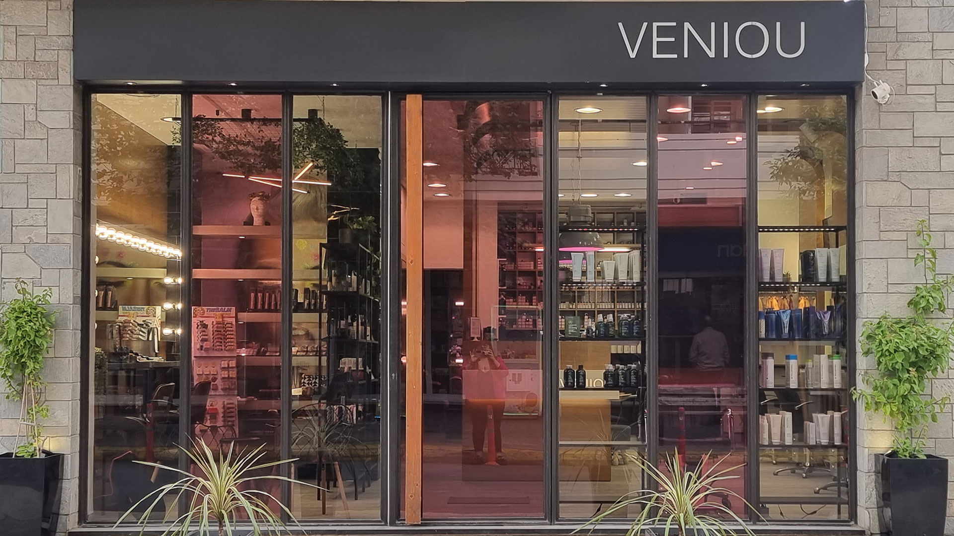 veniou-outside-1
